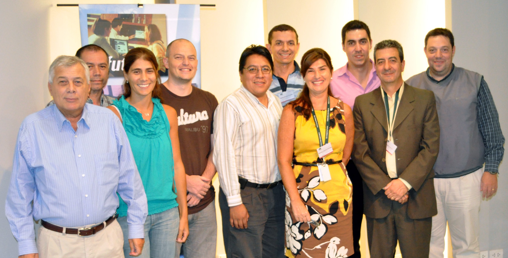 “La Directora Ejecutiva de Fundación Proydesa, Graciela García Costero, el Director Académico César Barbaglia y el Coordinador Daniel Constán, junto a los instructores de JEE provenientes de toda la región”.